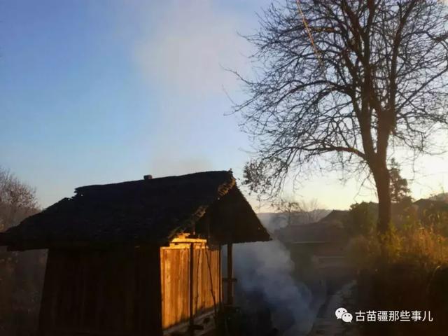 郎在青山打石头 妹在河边看水牛 石头打在牛背上 看你抬头不抬头