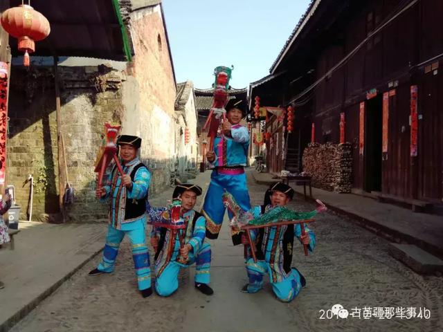郎在青山打石头 妹在河边看水牛 石头打在牛背上 看你抬头不抬头