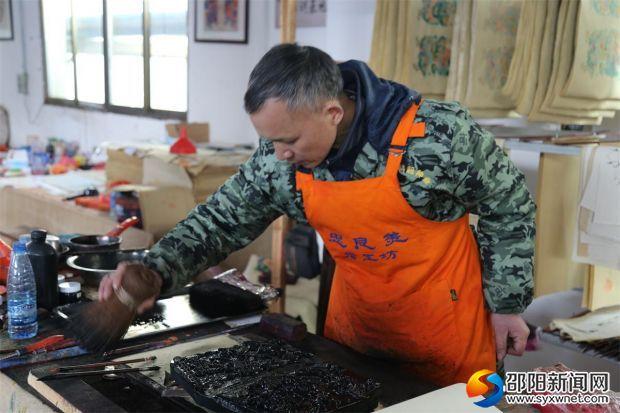 迎新春，隆回廉政年画赶印忙