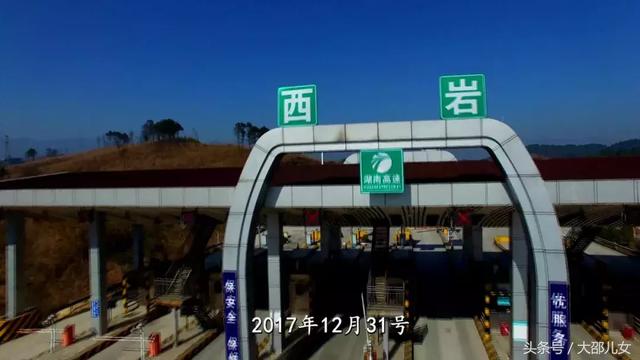 邵阳水上高速公路，半幅位于峭壁上，半幅位于深水中！