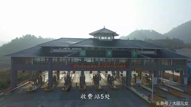 邵阳水上高速公路，半幅位于峭壁上，半幅位于深水中！