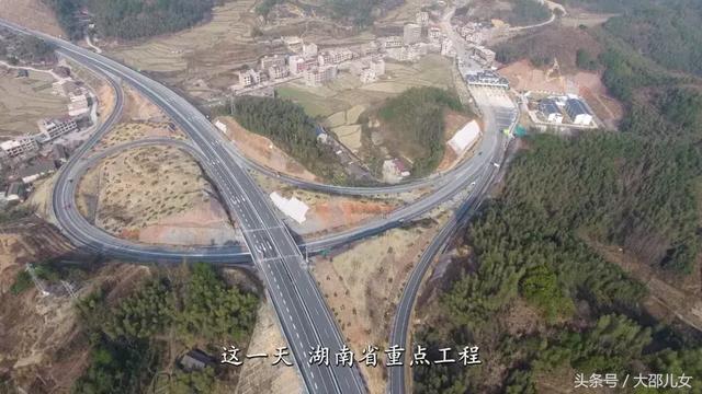 邵阳水上高速公路，半幅位于峭壁上，半幅位于深水中！