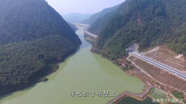 邵阳水上高速公路，半幅位于峭壁上，半幅位于深水中！