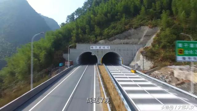 邵阳水上高速公路，半幅位于峭壁上，半幅位于深水中！