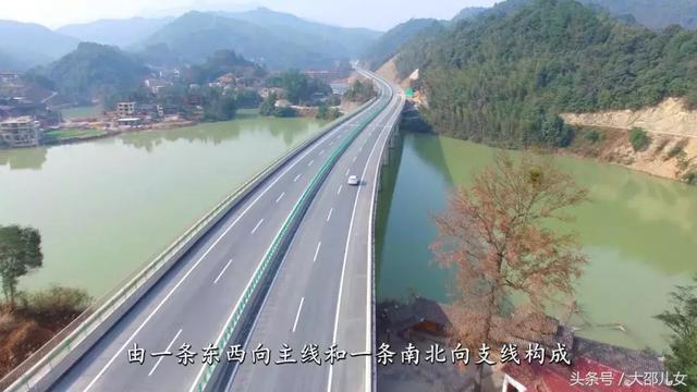 邵阳水上高速公路，半幅位于峭壁上，半幅位于深水中！